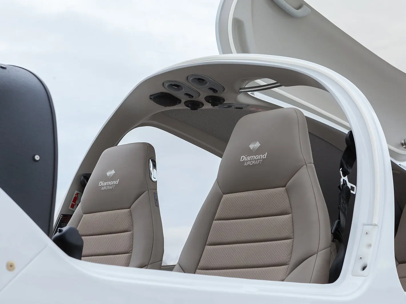 Diamond DA40 NG cockpit view with wide canopy and advanced avionics panel.