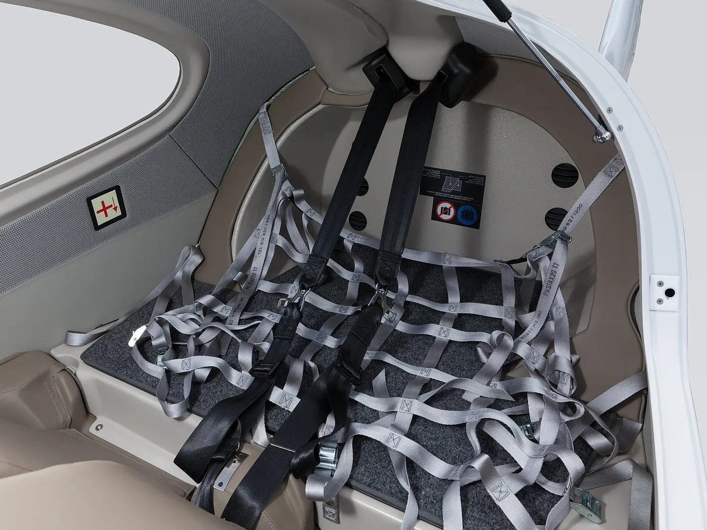 Diamond DA40 NG rear baggage area with cargo net and secure storage system.