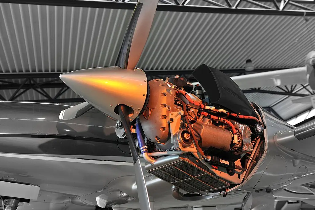 Diamond DA62 Austro AE330 turbo-diesel engine with MT three-blade propeller, offering fuel efficiency, reliability, and smooth performance.