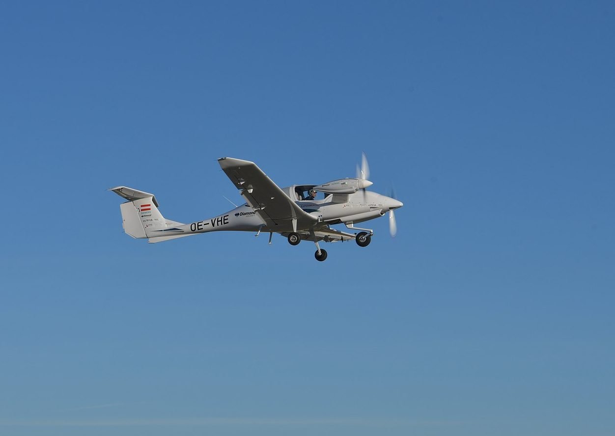 Diamond multi-engine hybrid electric plane